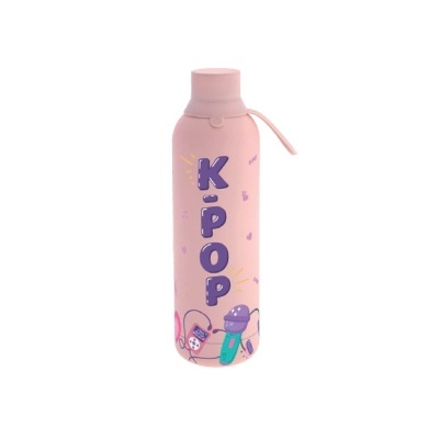 Garrafa de bebida rosa com texto K-POP e ilustrações de microfone e equipamentos musicais