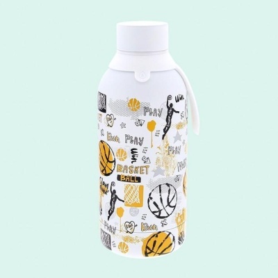 Garrafa branca com ilustrações e texto de basquetebol