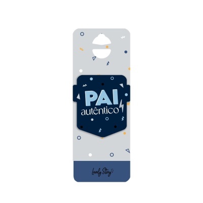 Marcador de livro cinzento com camisa azul e texto 