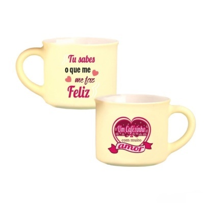 Duas chávenas de cerâmica bege clara com mensagens em português