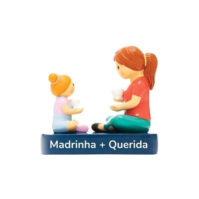 Figura decorativa de madrinha e criança sentadas com chávenas de chá sobre base azul com texto