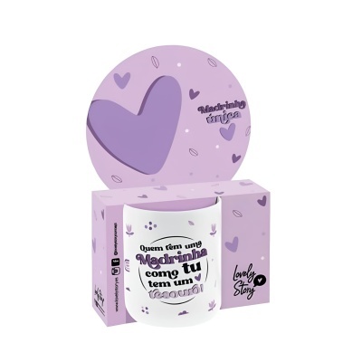 Caneca branca e caixa lilás com corações e texto para madrinha