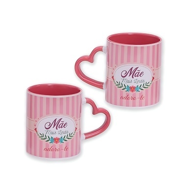 Caneca cor-de-rosa com pega em forma de coração e texto para mãe