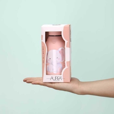 Garrafa de água em forma de elefante rosa na caixa com janela transparente