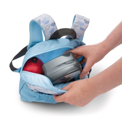 Mochila azul clara com alças decoradas com nuvens e objetos dentro