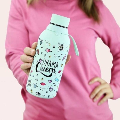 Garrafa térmica azul claro com decoração colorida e texto segurada por pessoa com camisa rosa