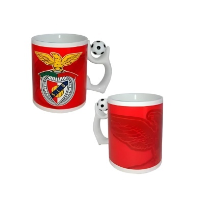 Caneca vermelha com símbolo de clube e asa em forma de bola de futebol