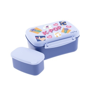 Conjunto de tupperwares azuis com tampa lilás decorados com tema K-POP.