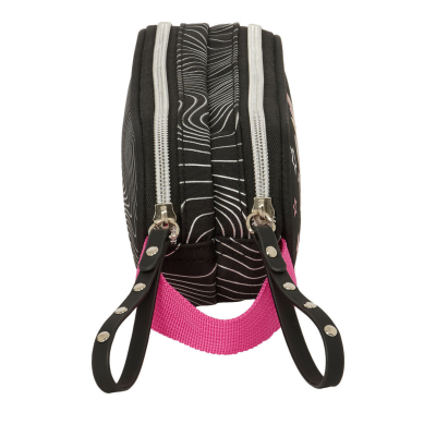 Mochila preta com padrão branco e alça rosa