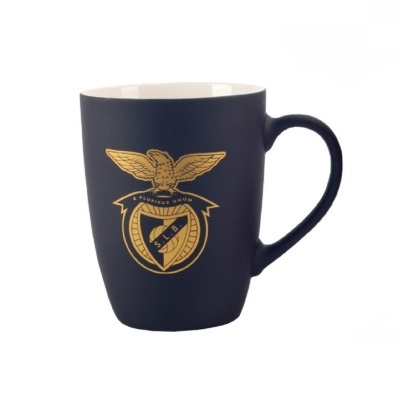Caneca preta com emblema dourado do SLB