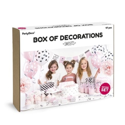 Caixa de decoração para festas com balões, bolo e outros itens em tons rosa e branco