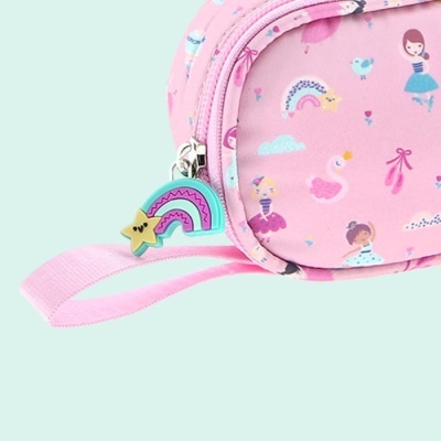 Mala rosa com padrão de bailarinas, cisnes e arco-íris e fecho com puxador em forma de arco-íris.