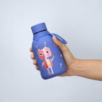 Garrafa azul fosca com desenho de robô cor-de-rosa segura por uma mão