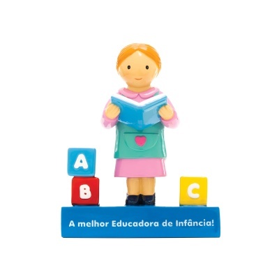 Figurinha de educadora de infância a ler livro com blocos ABC e base azul com texto