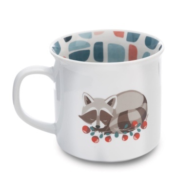 Caneca branca com ilustração de guaxinim e padrão colorido interior