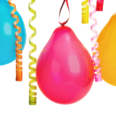 Balões coloridos brilhantes pendurados com serpentinas coloridas