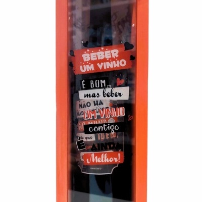 Garrafa de vinho em caixa de madeira com vidro e texto impresso na frente