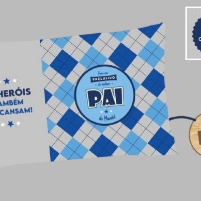 Almofada com padrão xadrez azul e cinza e texto em português com selo e etiqueta ao lado