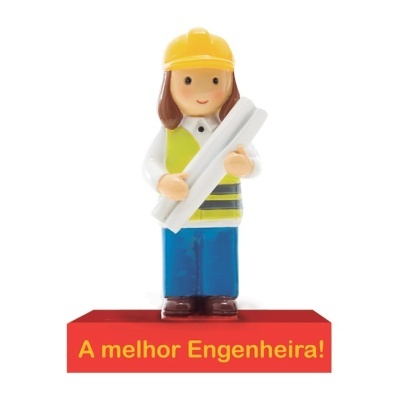 Figurina de engenheira com capacete e colete refletor numa base vermelha com texto amarelo