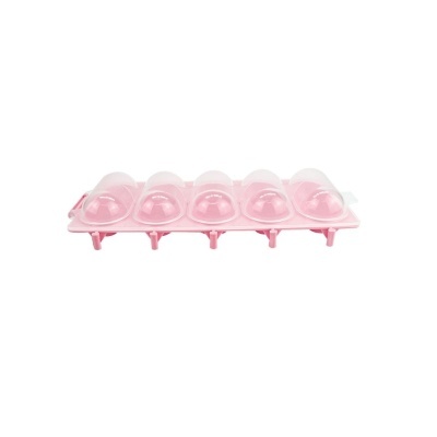 Formas de silicone cor-de-rosa para gelados com cinco compartimentos e tampas transparentes.