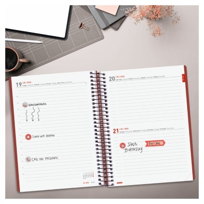 agenda aberta com notas e mesa com tablet e caneca