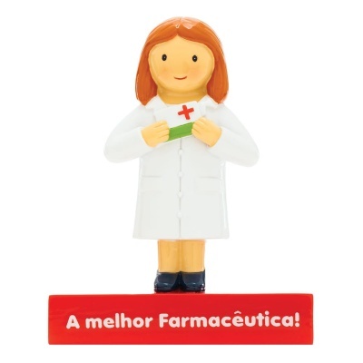 Figura de farmacêutica com bata branca e base vermelha com texto