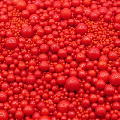 Contas vermelhas redondas em vários tamanhos, acabamento brilhante.
