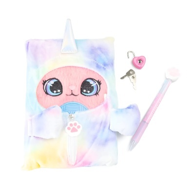 Diário de tecido tie-dye com rosto de unicórnio e acessórios em fundo branco