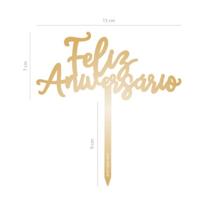 Topo de bolo dourado com texto Feliz Aniversário em letras cursivas