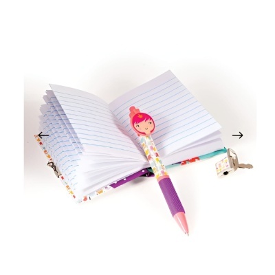 Caderno pequeno aberto com caneta roxa e rosa e topo decorativo de menina