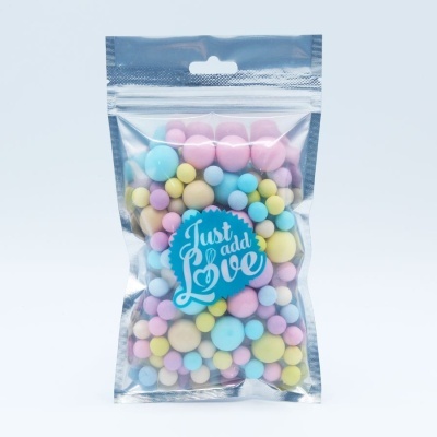 Pacote transparente com bolas coloridas pastel e etiqueta azul