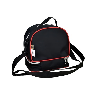 Mala preta pequena com fecho metálico e contornos vermelhos