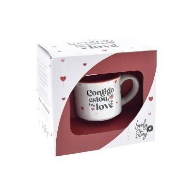 Caneca branca com texto romântico em caixa decorada com corações