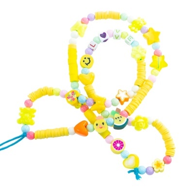 Colares coloridos de contas de plástico e silicone com figuras decorativas e letras formando a palavra LVE