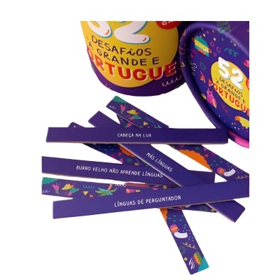 Jogo de 52 desafios em português com palitos roxos e embalagem colorida cylindrical