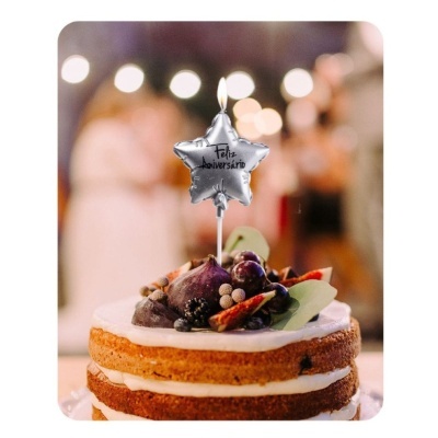 Bolo de aniversário com vela estrela prateada Feliz Aniversário e frutas