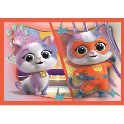 Dois gatos animados, um cinzento claro e outro em fato laranja de super-herói, fundo cor-de-rosa e laranja.