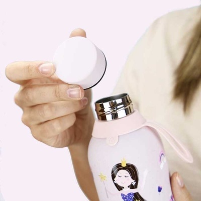 Garrafa térmica rosa com tampa branca e figuras femininas coloridas