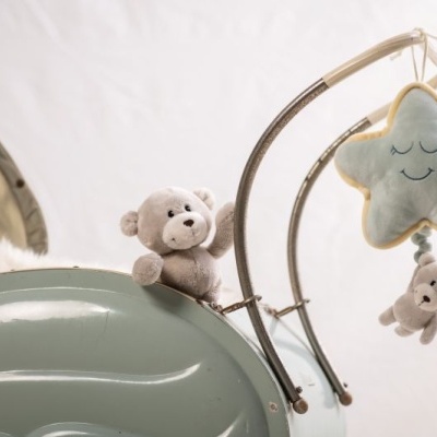 Carrinho de bebé com brinquedo de estrela e ursinhos de peluche