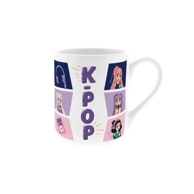 Caneca branca com estampas de personagens manga e texto K-POP