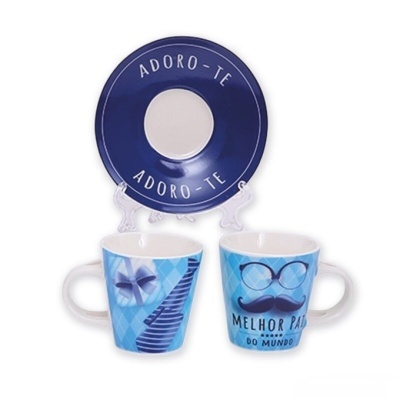 Conjunto de chávenas e prato de porcelana azul e branco com textos e padrões distintos