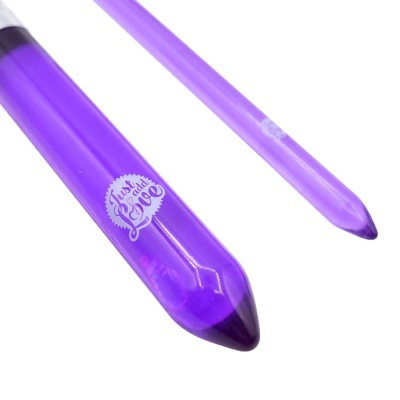 Dois objetos roxos translúcidos com extremidades pontiagudas e texto Just add Love no maior.