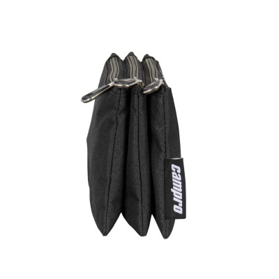 Bolsa preta com três compartimentos e fechos de metal