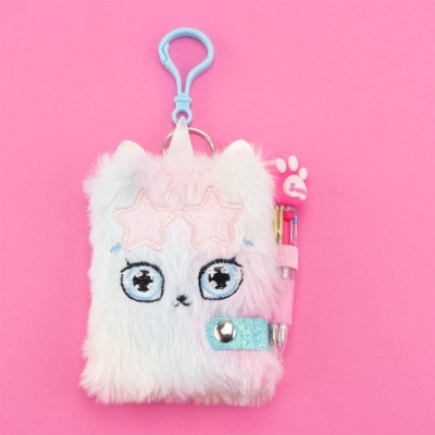 Caderno pequeno peludo com rosto de gato e caneta rosa com tampa em forma de pata