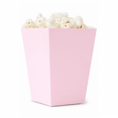 Pipocas num recipiente rosa claro sobre fundo branco