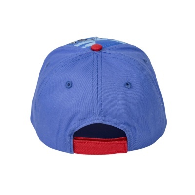 Boné azul com botão vermelho no topo e tira ajustável vermelha na parte de trás