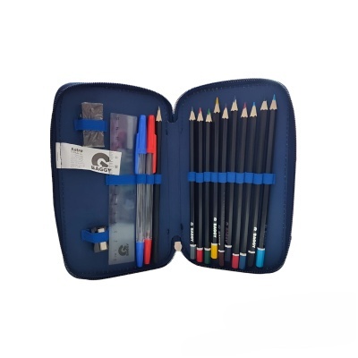 Estojo azul aberto com lápis de cor, canetas, régua, borracha e afia
