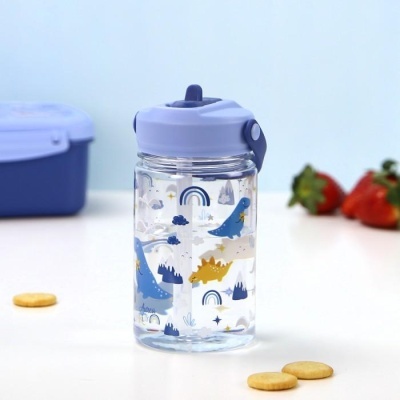 Garrafas de plástico com padrão de dinossauros e tampa lilás