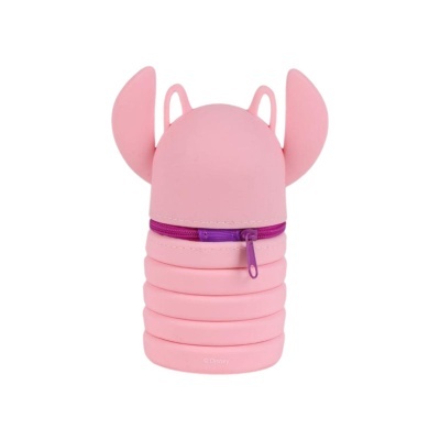 Estojo rosa claro em silicone com fecho roxo e orelhas.