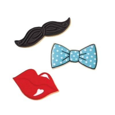 Bolachas decoradas em forma de bigode preto, laço azul e lábios vermelhos.